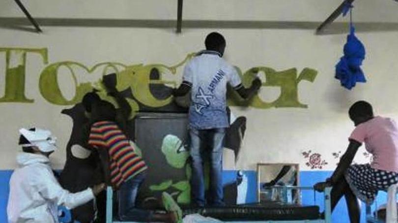 Manu Invisible volontario in Kenya