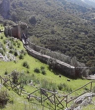 Pericolo a Castel Medusa, ecco passerella e parapetti 
