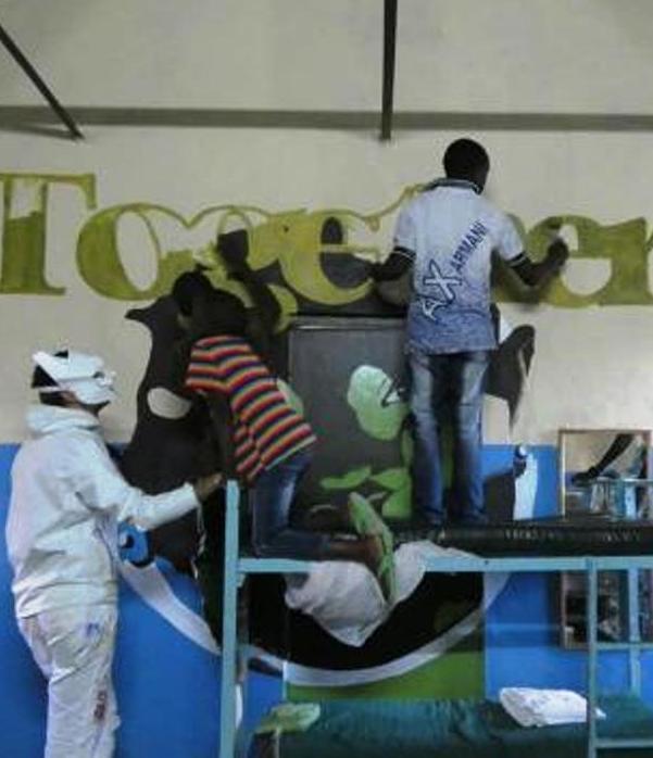 Manu Invisibile in Kenya col volto della solidarietà 