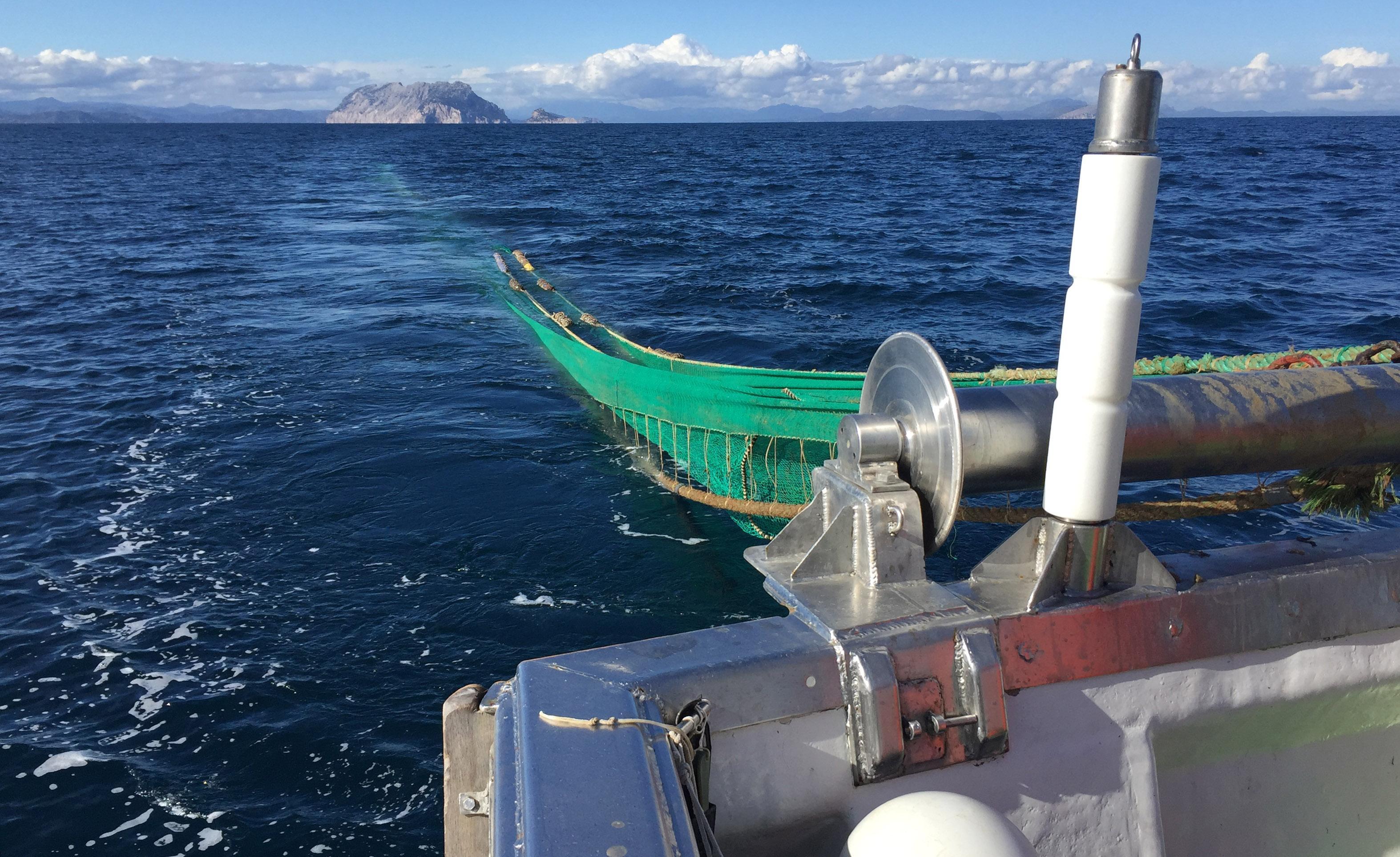I pescatori siciliani fanno razzia davanti alle coste galluresi, è guerra tra marinerie