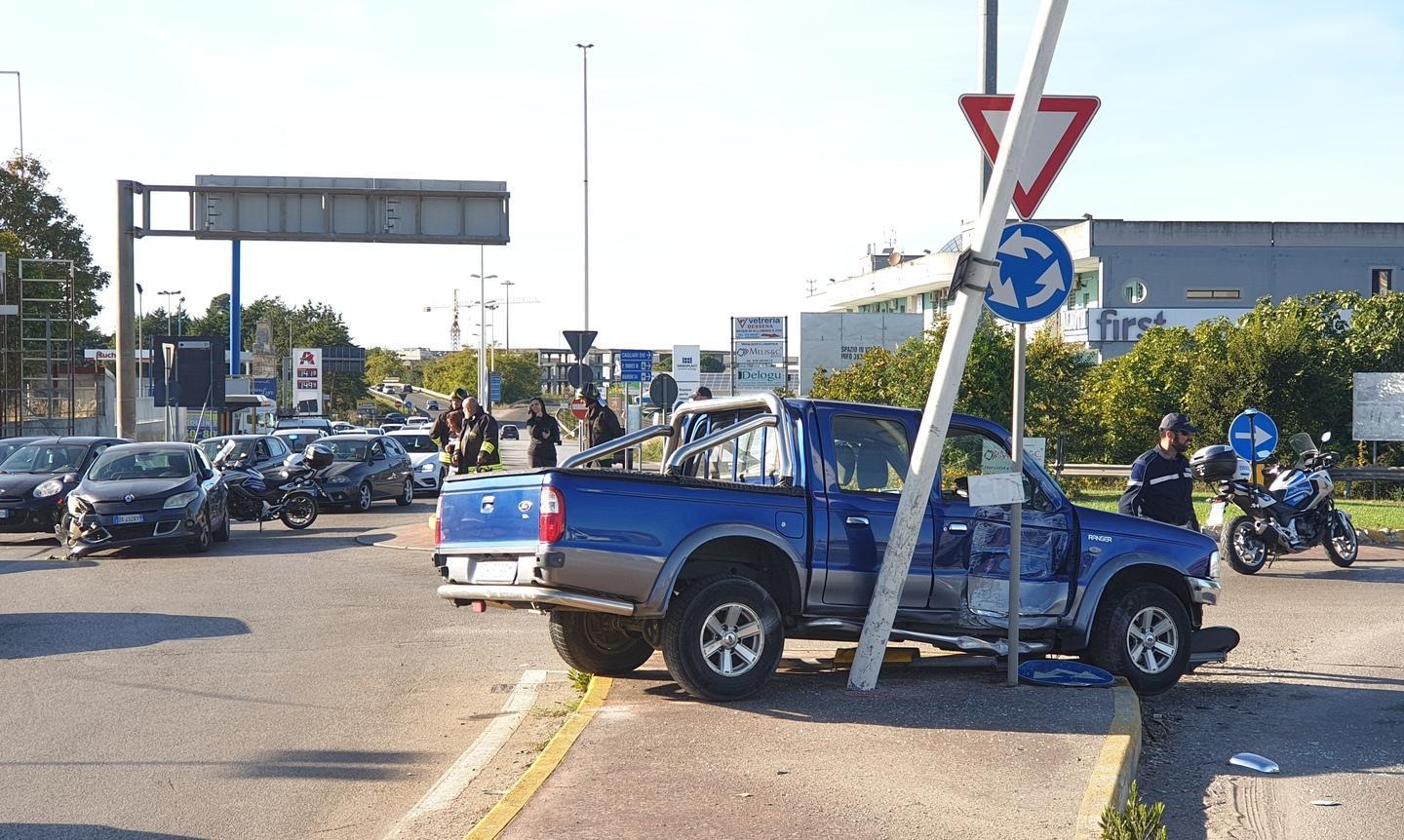Scontro nella rotatoria, due feriti
