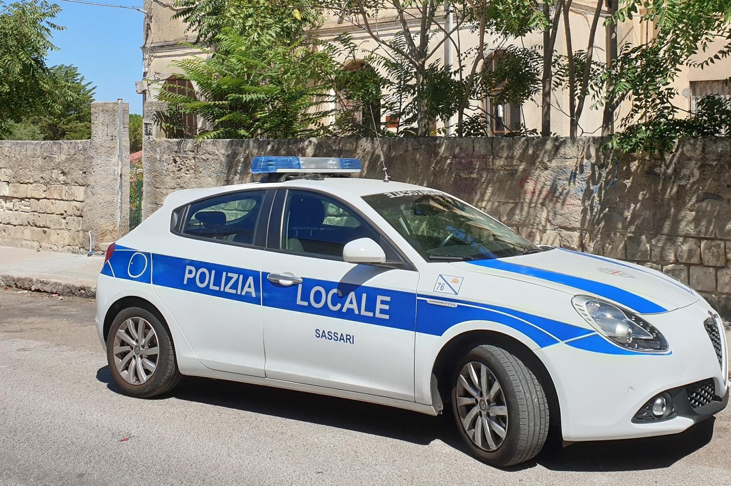 Butta l’hascisc sotto le auto, denunciato 