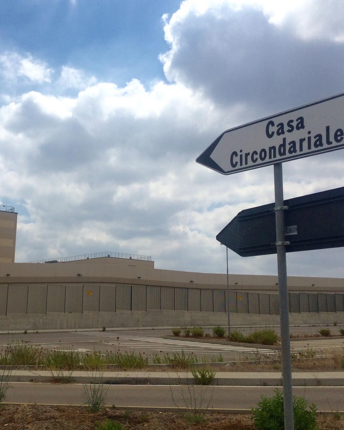 «Voglio andare in carcere» colpisce i carabinieri e si fa arrestare