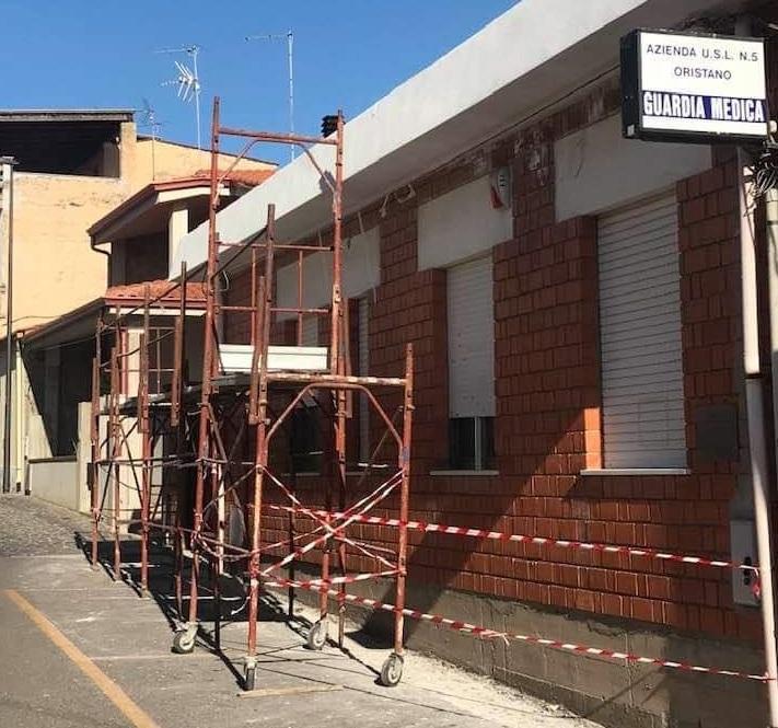 Operai in azione per sistemare il poliambulatorio del paese