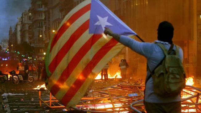 In Catalogna 89 feriti e 31 arresti