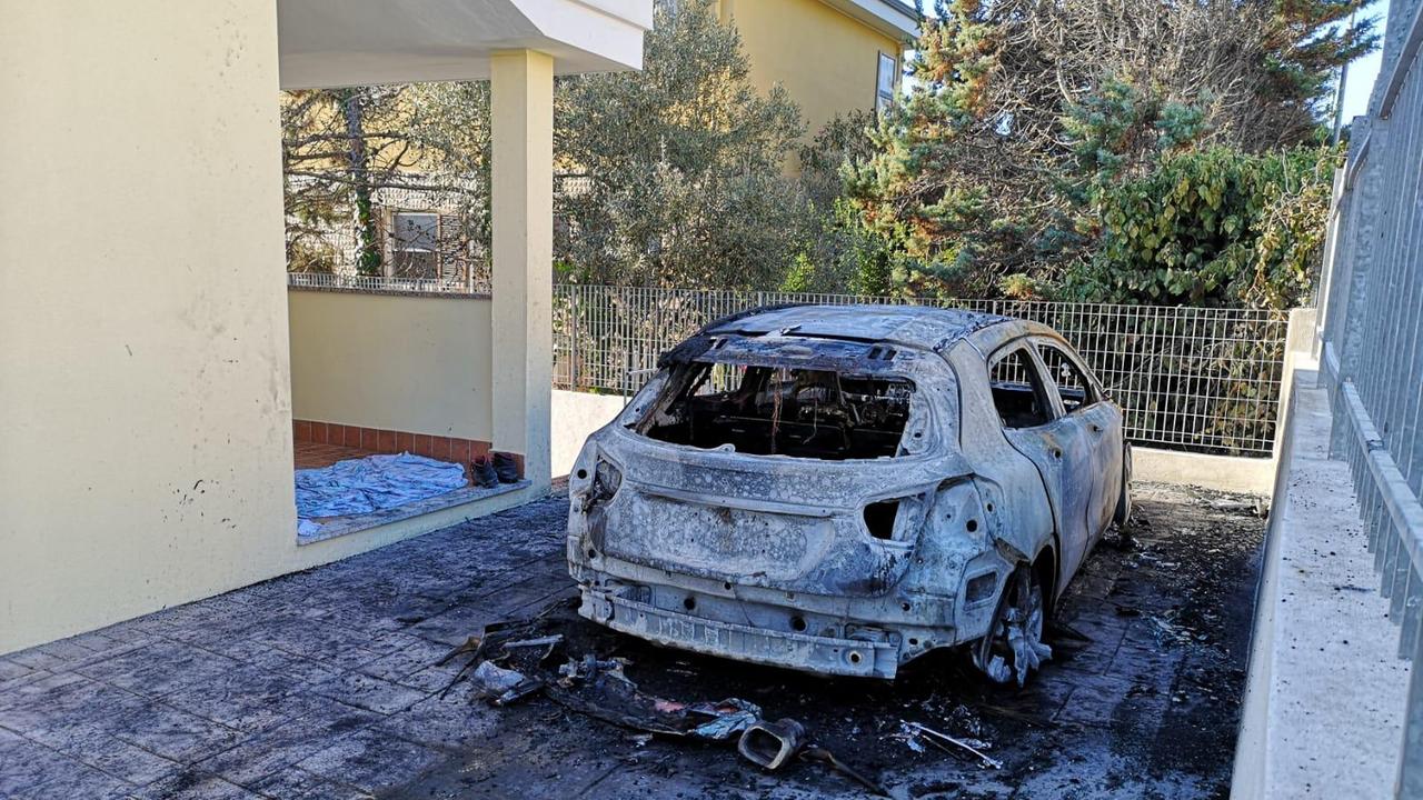 Porto Torres, Mercedes distrutta dalle fiamme in via Pertini