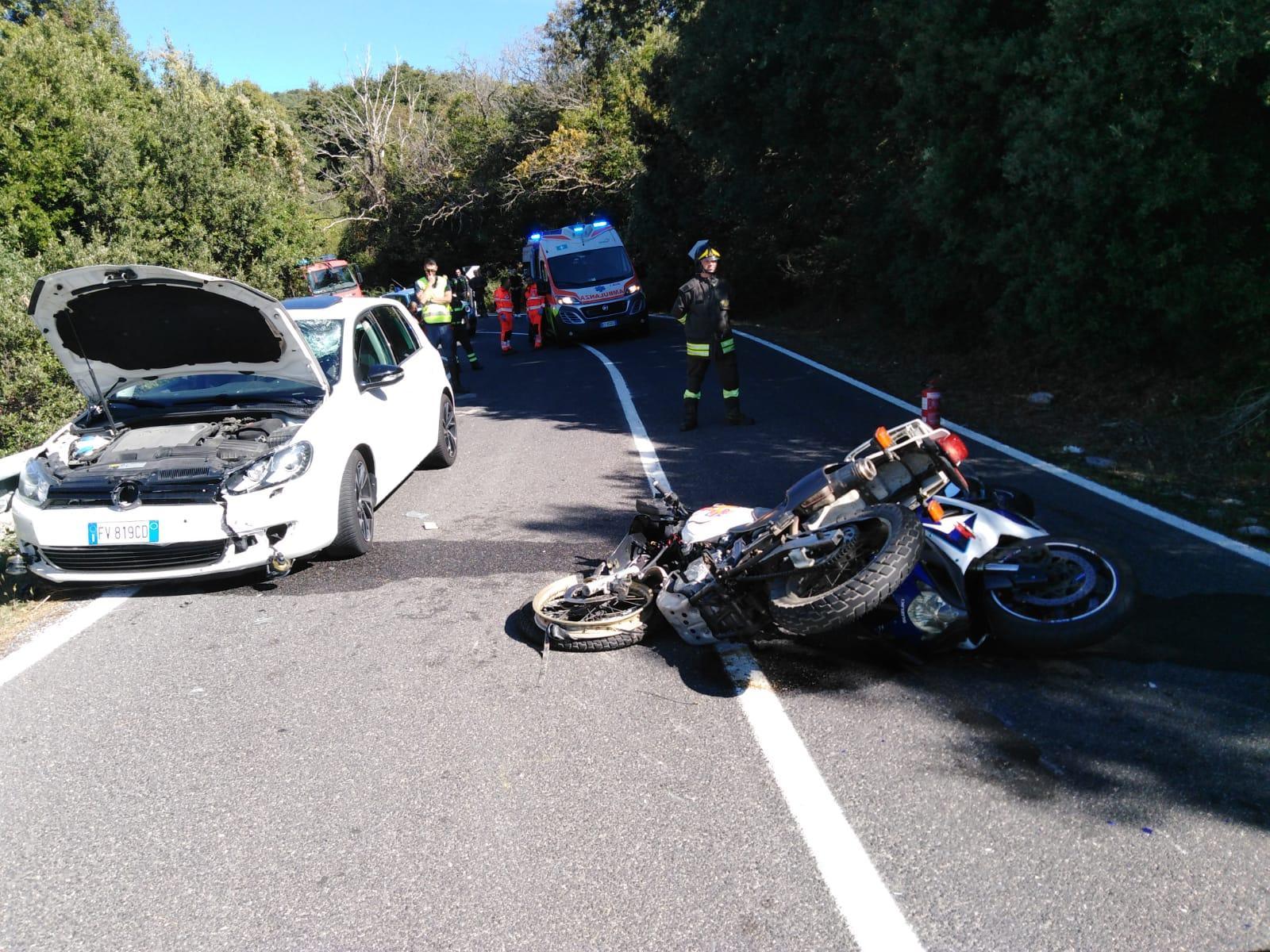 Schianto fra due moto e un'auto, cinque feriti