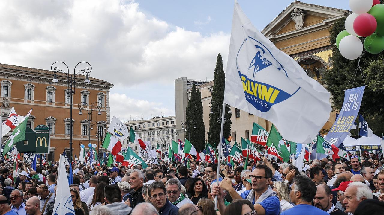 La folla in piazza San Giovanni: per gli organizzatori 200mila persone, per la polizia solo un quarto