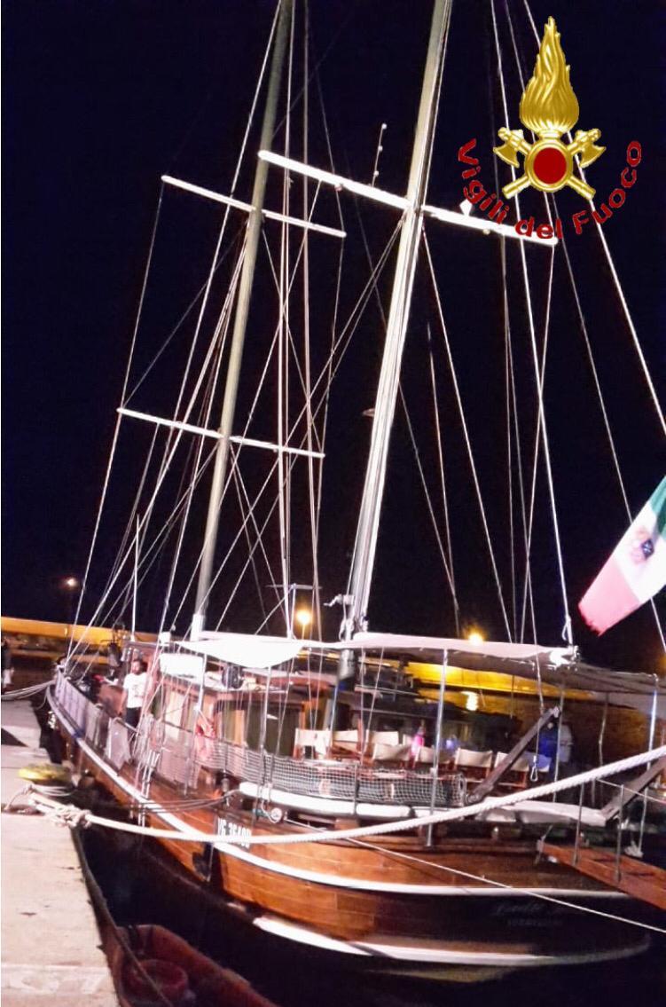 La goletta rimorchiata ad Arbatax
