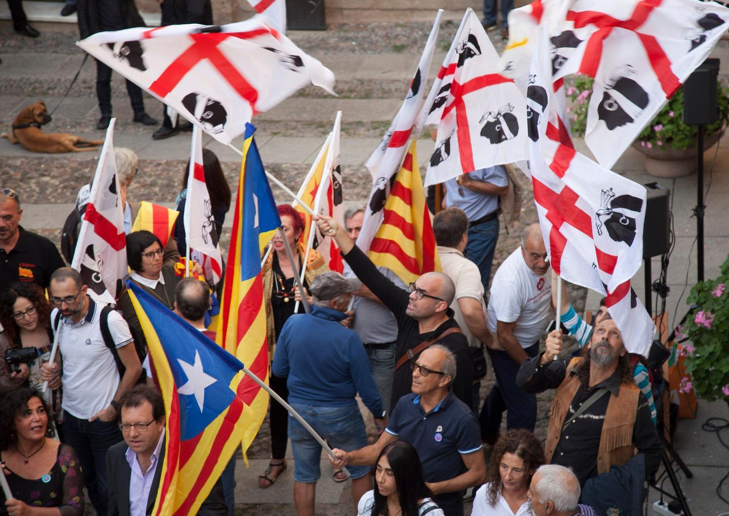 La città in piazza dà la solidarietà alla Catalogna 