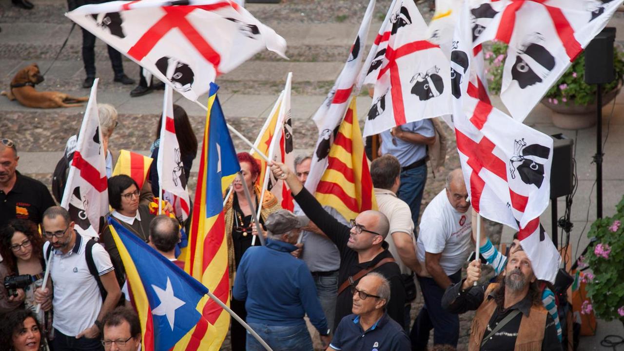 La città in piazza dà la solidarietà alla Catalogna 