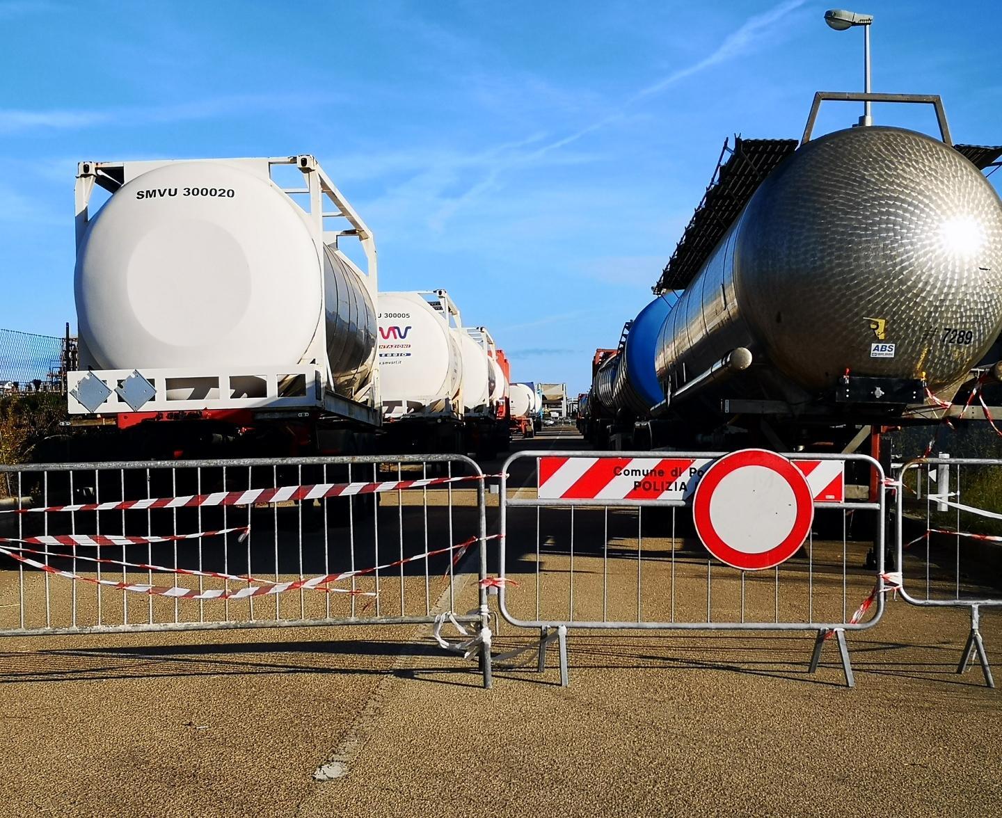 Traslocano le autobotti con i rifiuti speciali 