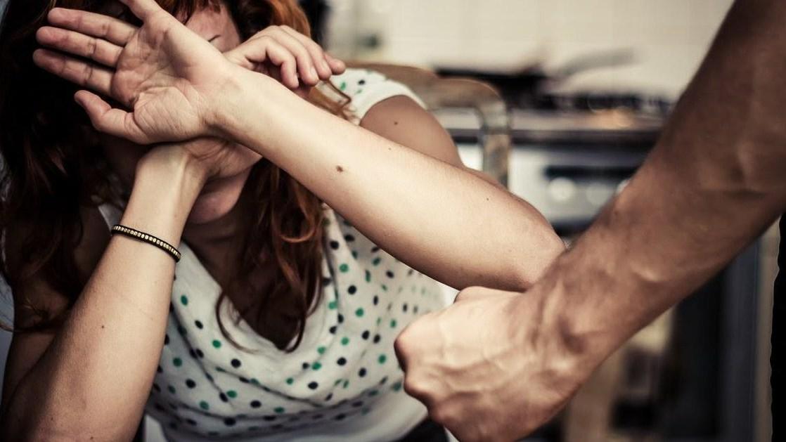 Sorso, coltellate al marito che la picchia: rischia lei la pena più severa 