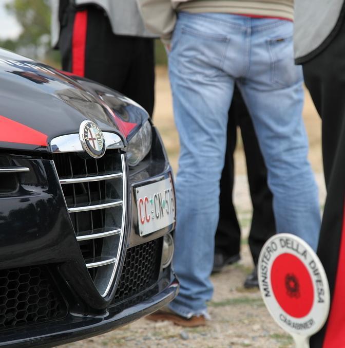 Rapina un uomo, lo pesta e poi fugge con la sua auto 