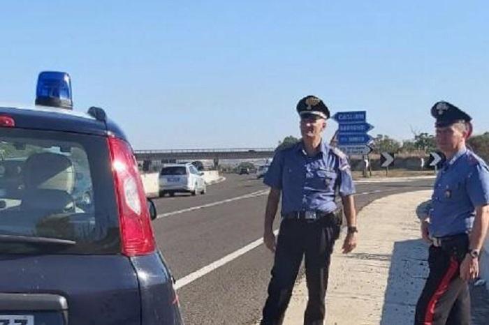 Ubriaco abbandona l'auto in mezzo alla 131 e rischia di provocare una strage