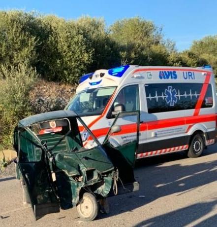 Auto centra un'Ape Piaggio alle porte di Uri, un ferito 