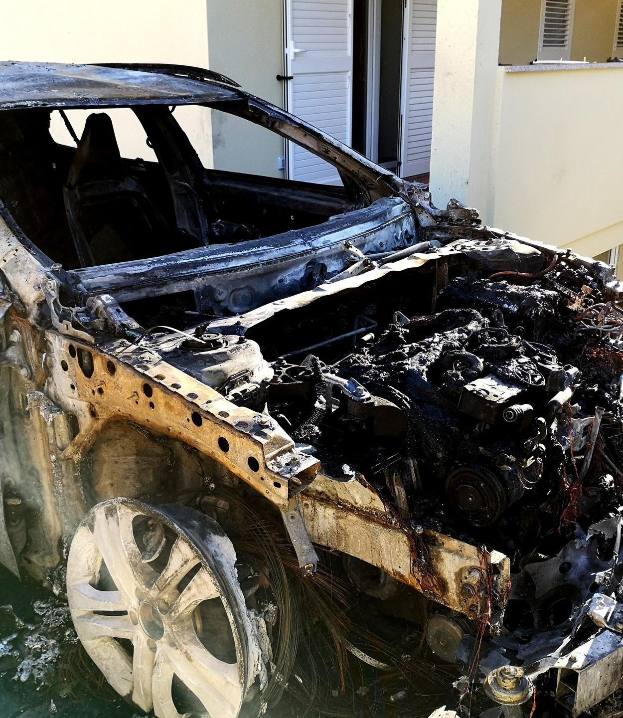 Distrutta dalle fiamme la Mercedes di un operaio