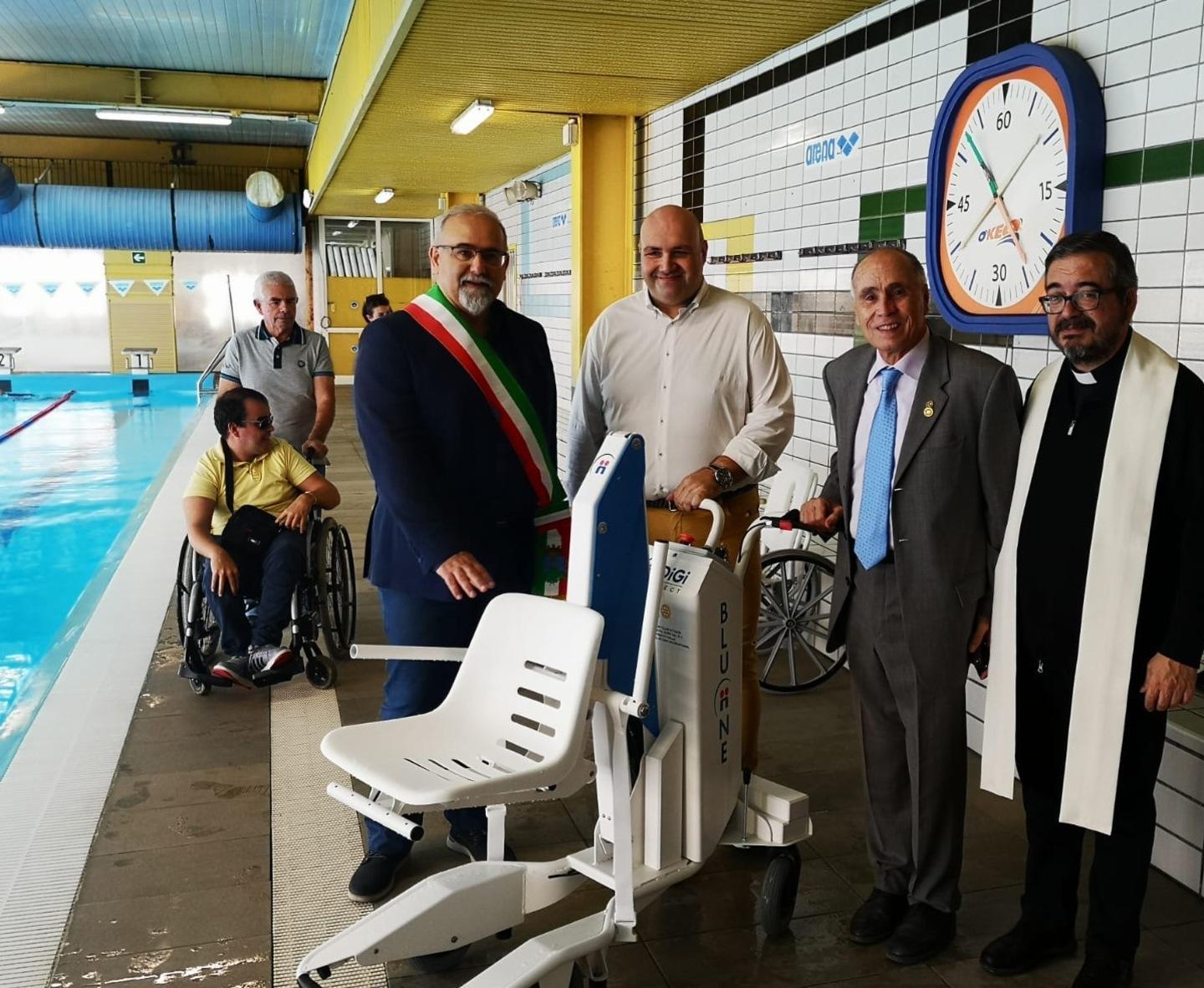 Piscina senza barriere inaugurato il sollevatore 