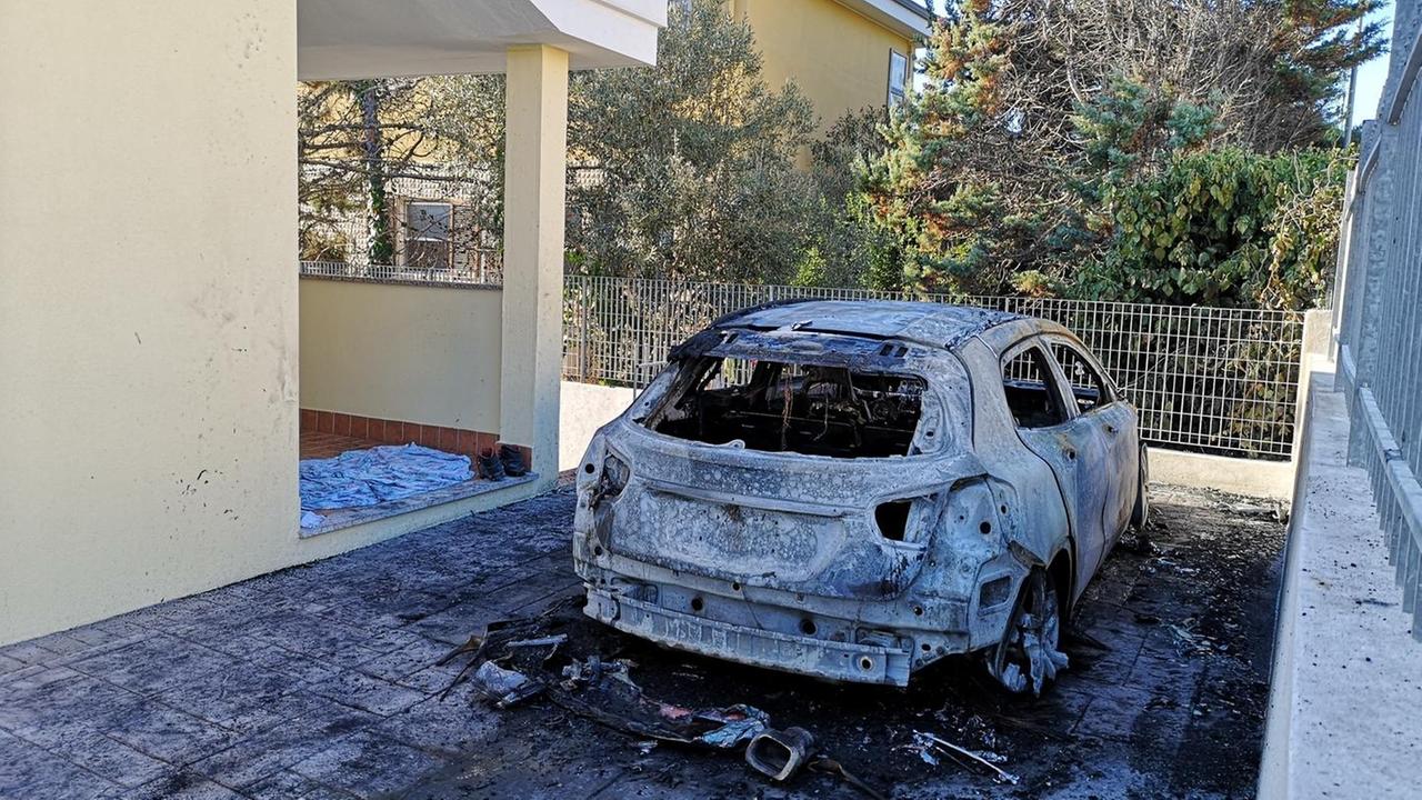 Distrutta dalle fiamme l’auto di un operaio