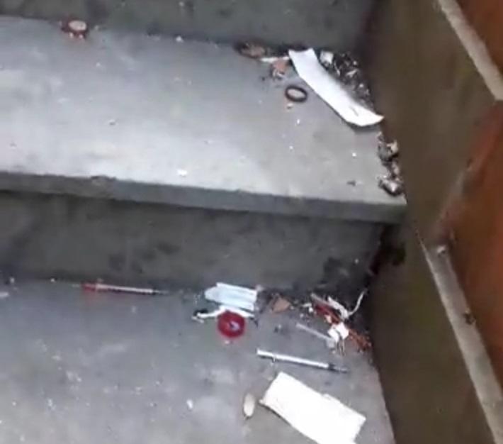 Sassari, scale coperte di siringhe: il video diventa virale 