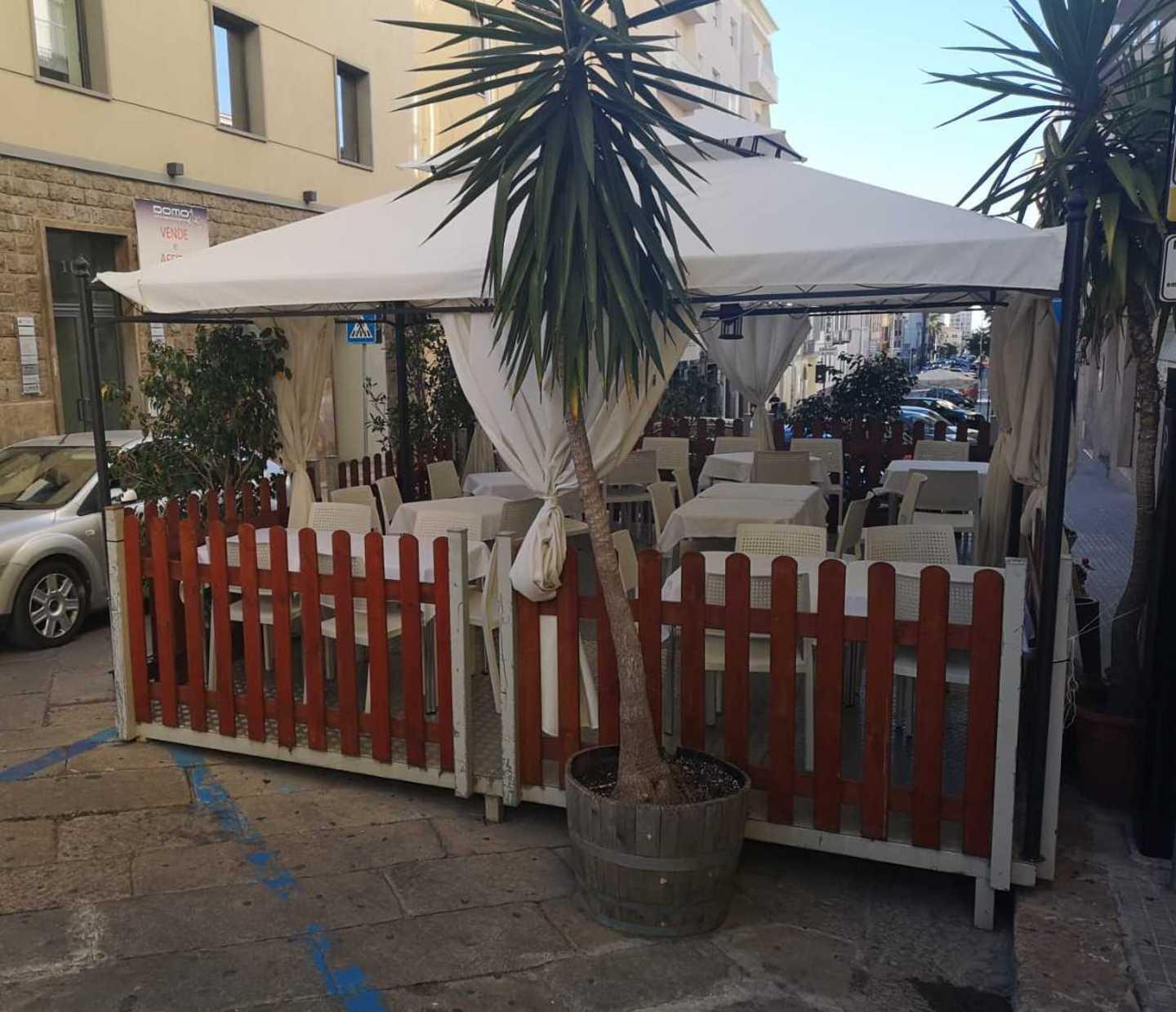 Sassari, i gestori dei locali: «No alle auto al posto dei tavolini» 