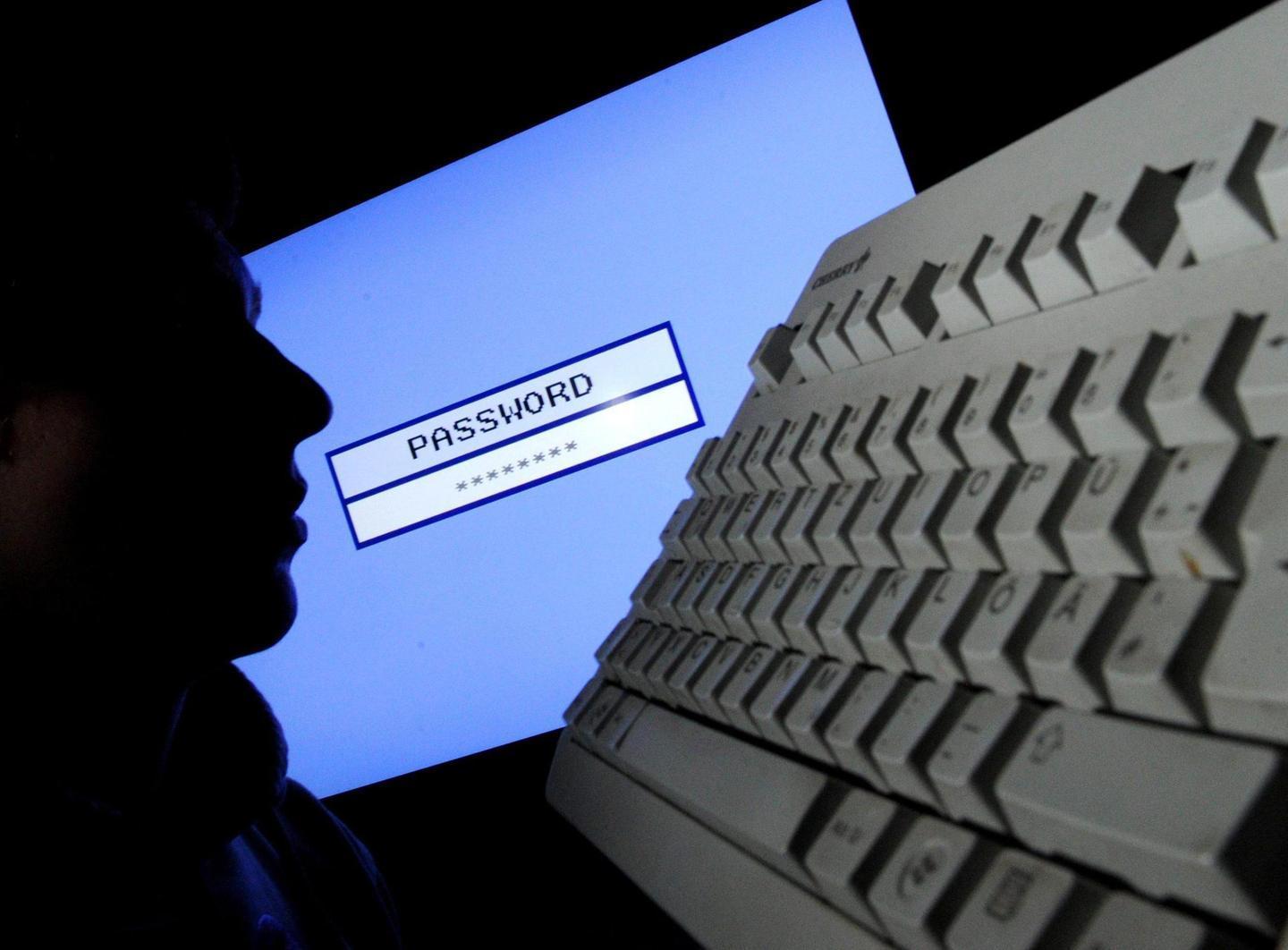 Foto intime di una minorenne in una chat di 19 ragazzi