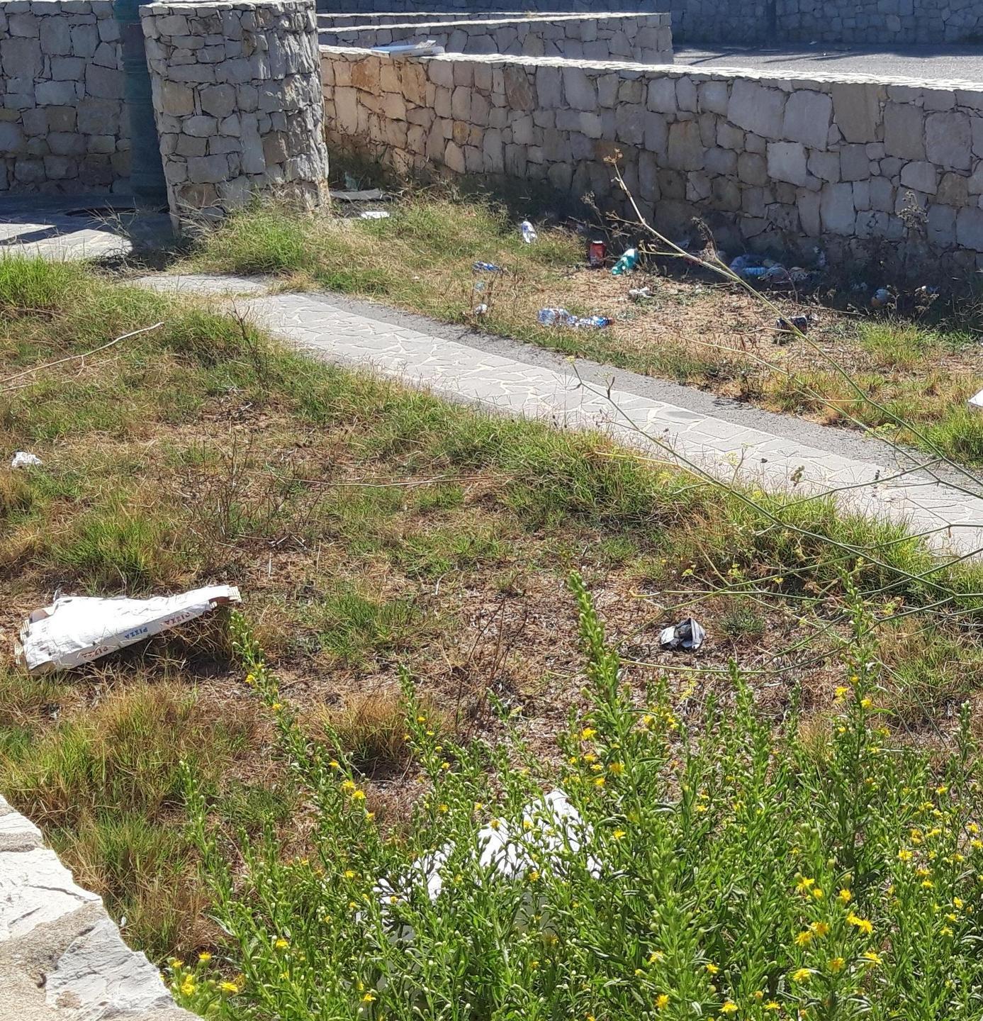 Porto Torres, cunette invase dai rifiuti vicino a Balai