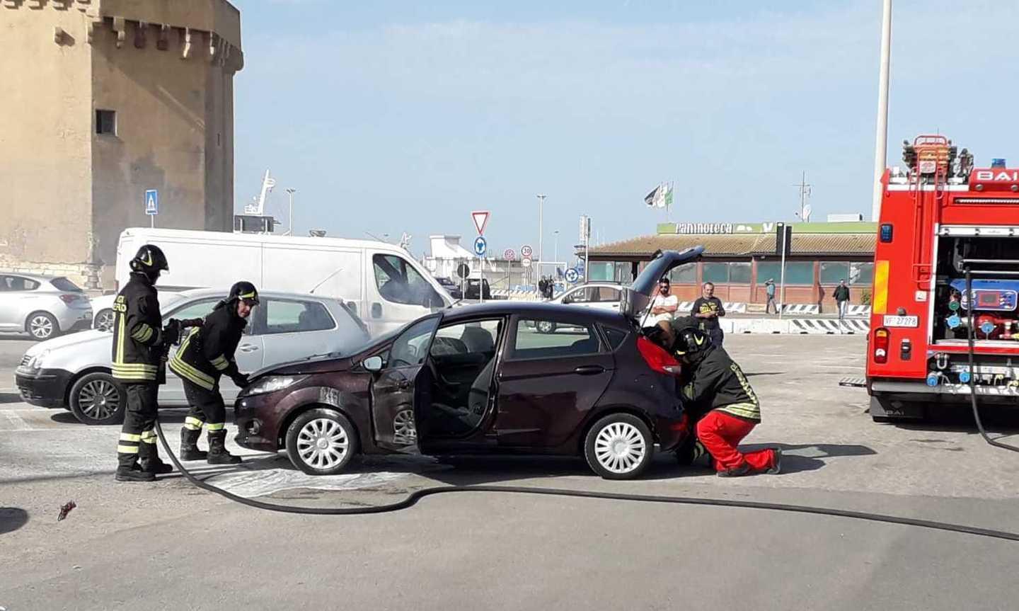 Auto prende fuoco dentro il porto