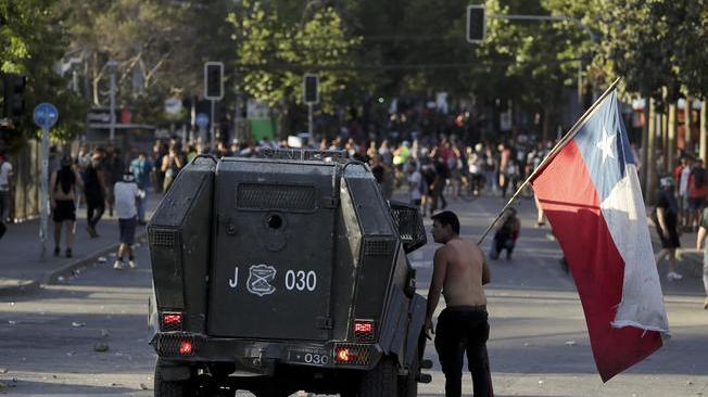 Cile, muore travolto da camion militare