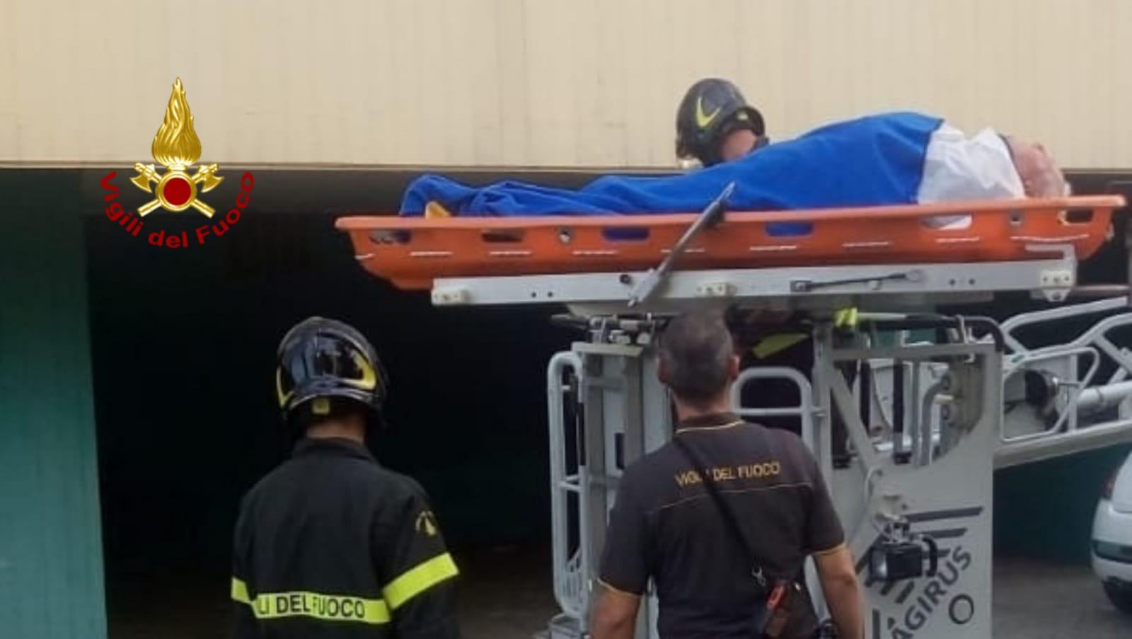 Il soccorso dell'uomo ferito nella sua casa (foto Mario Rosas) 