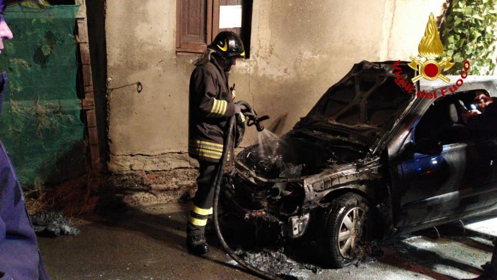 Serdiana, brucia un'auto: le fiamme minacciano un edificio 