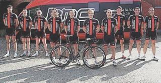 In alto la squadra del Cycling team club Bmc e (accanto) Simone Biasci