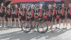In alto la squadra del Cycling team club Bmc e (accanto) Simone Biasci
