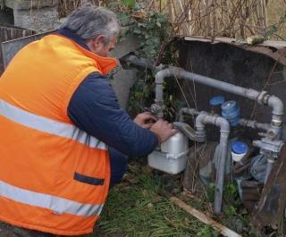 Un tecnico durante un controllo a un contatore del gas (foto darchivio) 