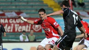 <b>PAREGGIO</b>. Pichlmann mette in rete un pallone che consente di rimanere in piena zona playoff