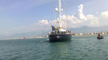 A destra, il veliero Perini incagliato all’uscita del porto; sotto vedura dall’alto del canale e del porto stesso