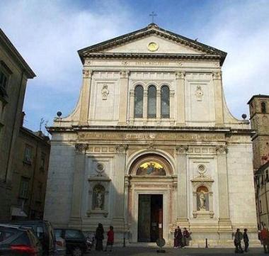 Piazza del Duomo a Pontremoli, a destra un anziano che fa la spesa al supermercato, e sotto uno scorcio del borgo di Filetto 