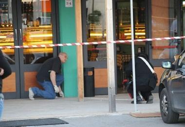 I rilievi dei carabinieri sul luogo della sparatoria in cui è rimasto ferito il bodyguard