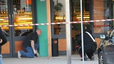 I rilievi dei carabinieri sul luogo della sparatoria in cui è rimasto ferito il bodyguard