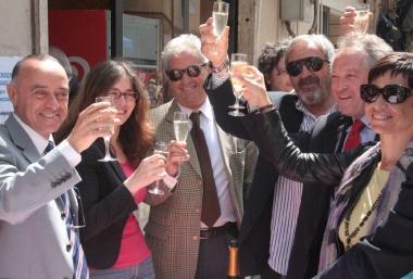 Il brindisi dei referendari: da sinistra Vito Borrelli, Francesca Pritoni, Gianfranco Lamberti, Bruno Tamburini, Marco Taradash e Emilia Rossi