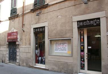 Lo stabile in vendita in via Mazzini: il negozio B&amp;C va in via Stagi 