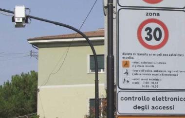 Una telecamera che controlla gli accessi al centro 