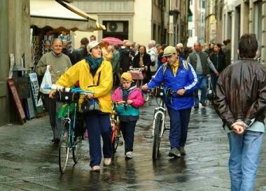 Turisti tra i negozi di via San Paolino