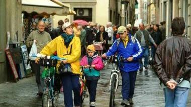 Turisti tra i negozi di via San Paolino