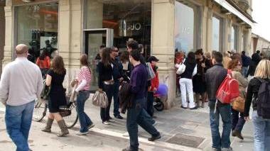 Oggi negozi aperti per tutto il giorno L'ok tra le polemiche