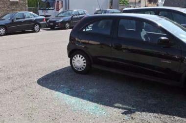 I resti dei vetri dei finestrini delle auto spaccati due notti fa in via delle Mura