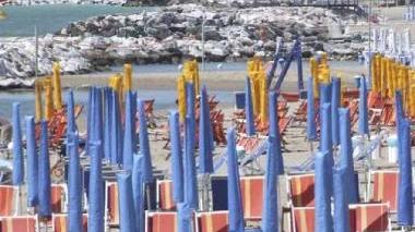 Una biblioteca sulla spiaggia per attirare clienti