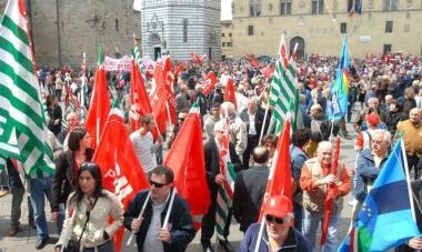 Corteo del Primo maggio in piazza del Duomo a Pistoia