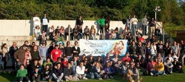 Foto di gruppo per i partecipanti al memorial Ivan e Benedetta a Calci      
