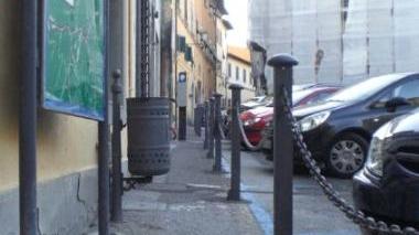 Dissuasori su un marciapiede